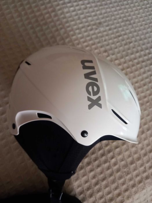 Дамска ски каска UVEX