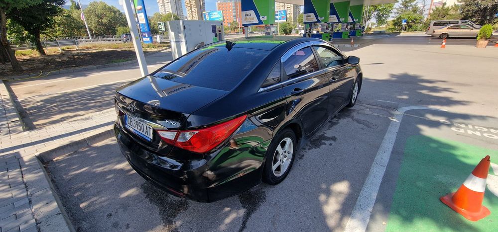 Hyundai Sonata..