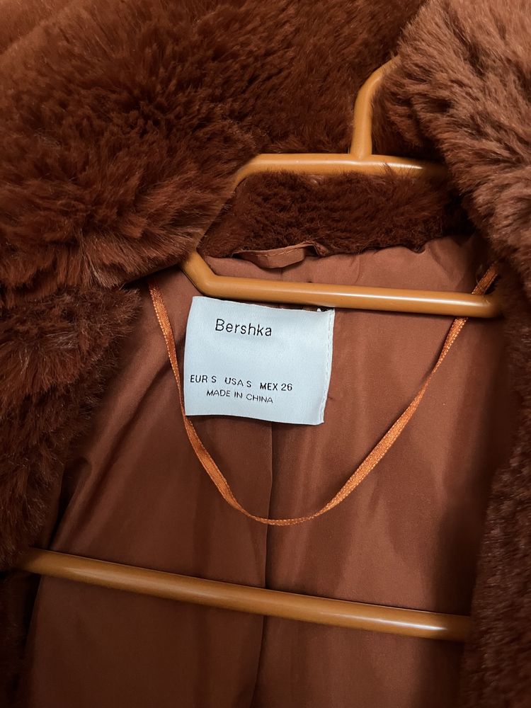 Яке с пух bershka