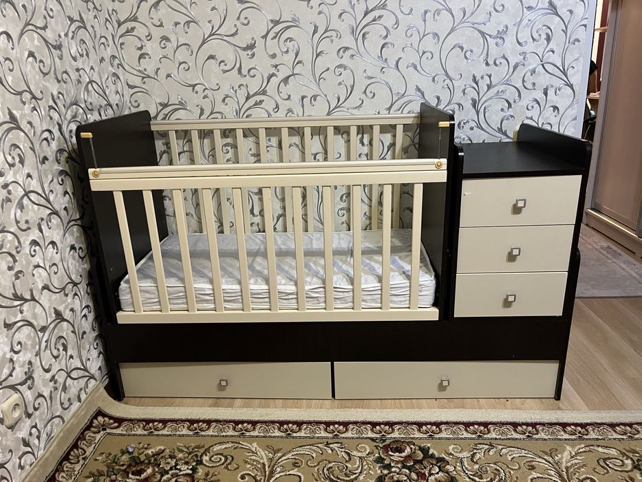 Продам детскую кроватку с матрасом