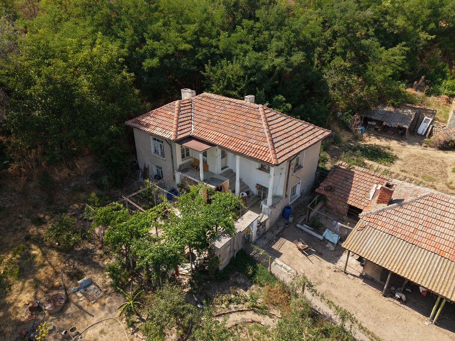 Двуетажна къща в село Левка (център)