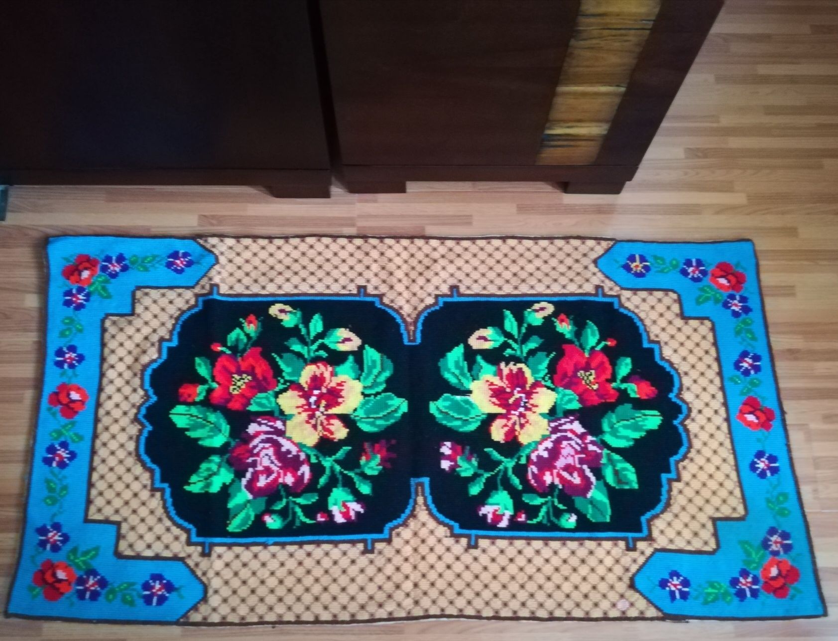 Vând Carpete Cu Motive Tradiționale Românești