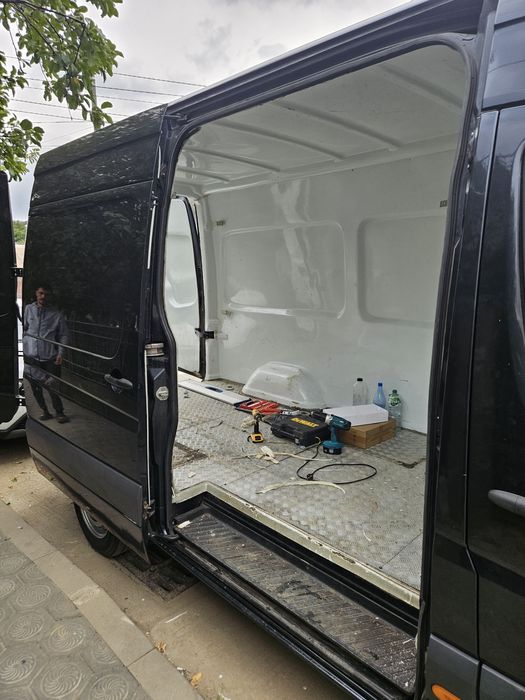 Interior fibră de sticlă + podea aluminiu Sprinter L2H2 – 2009