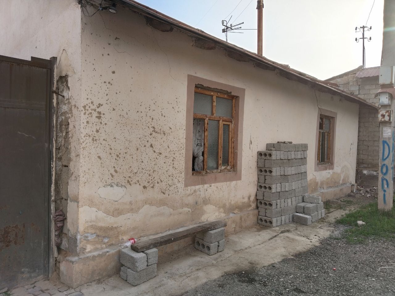 Продаётся дом 4 комната и земляной  участок  3 соток