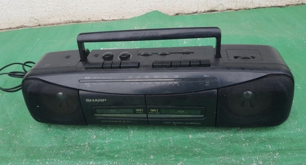 Vand Radio casetofon marca Sharp model WQ-284H