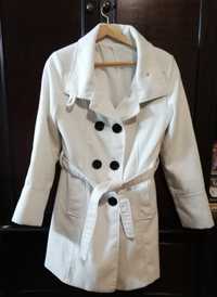 Бяло пролетно палто