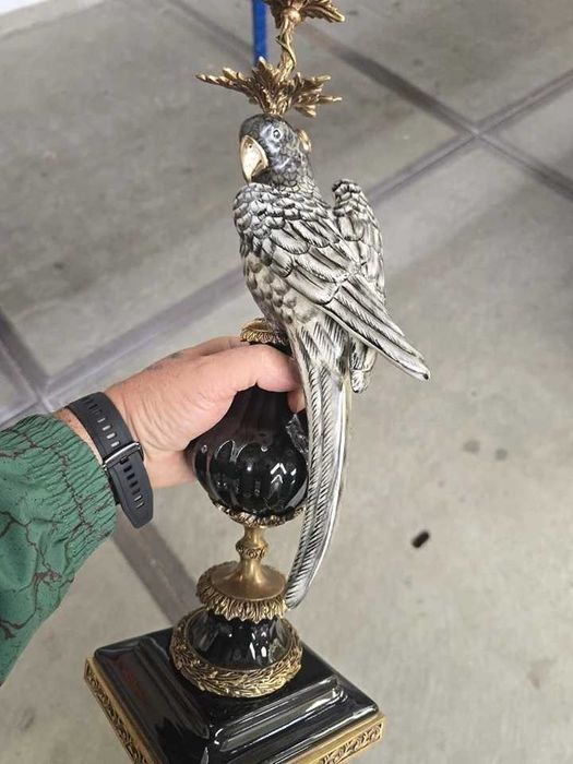 Pereche de sfesnice din porțelan cu ornamente din bronz