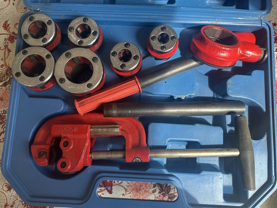 Set de filiere și tarozi pentru țevi