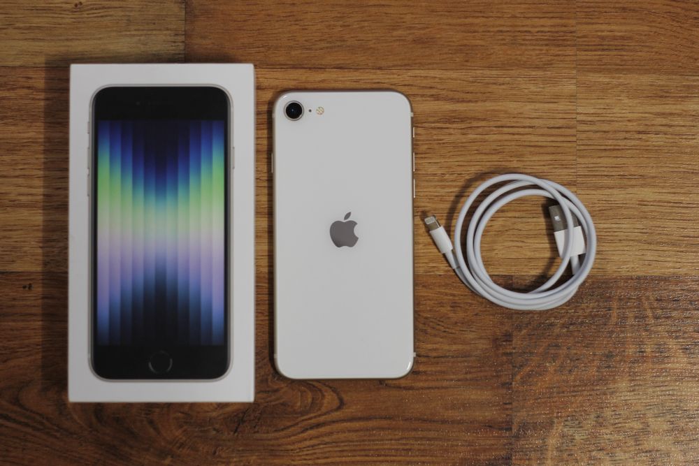 iPhone SE 3 – Бял, 64GB | Отлично състояние + оригинален кабел