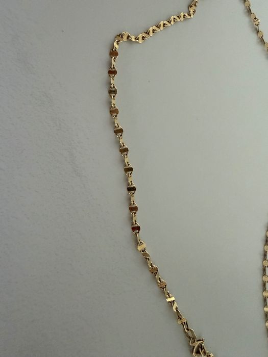 Lantisor din aur, elegant.