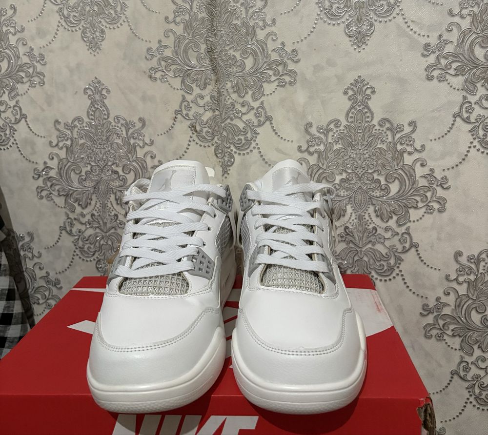 Продаеться кросовка Off-White x Air Jordan 4