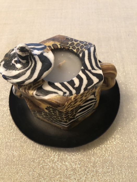 Lumanare decorativa cu suport in forma de ceainic