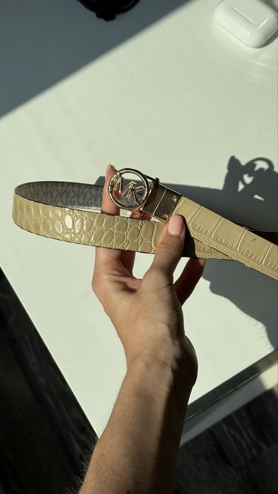 Micharl kors reversible belt alb