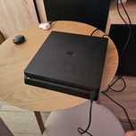 Vănd Ps4 slim cu o manetă și 2 jocuri