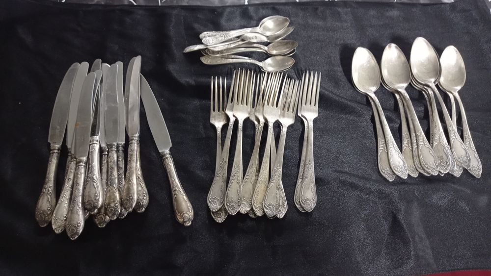 Vând set tacâmuri placate cu argint 12 persoane