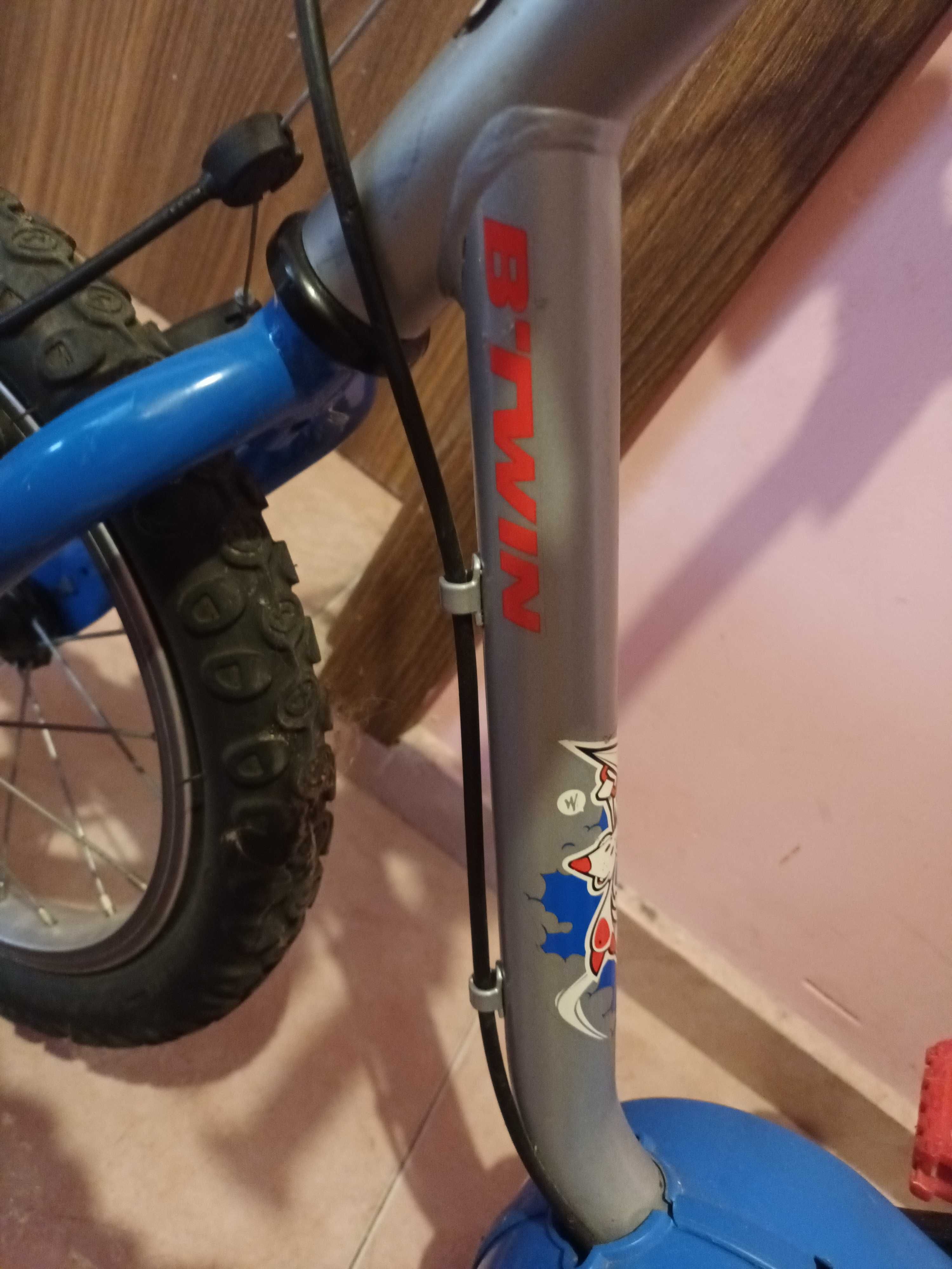 Детски велосипед Btwin.С помощни колела+скутер,количка за бутане