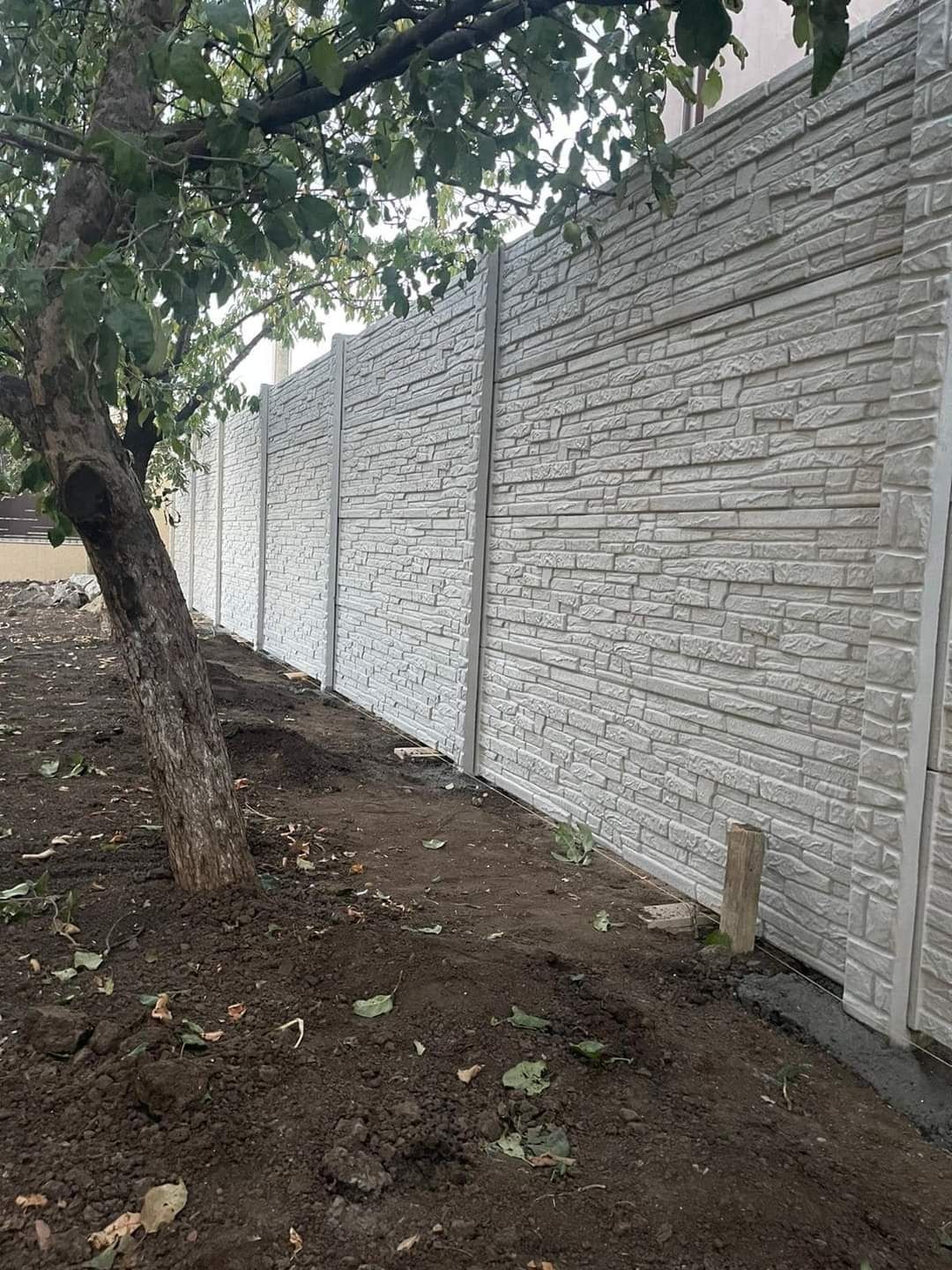 Oferta garduri din beton comprimat placi și stalpi de gard model piatr