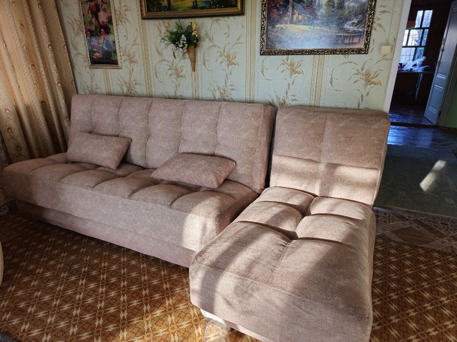Продам мягкий диван с оттоманкой