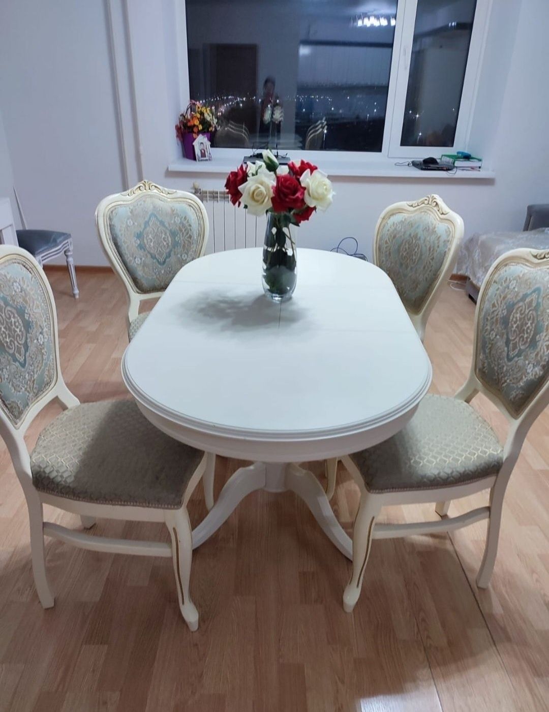 Стол для кухни и гостиной и стулья
