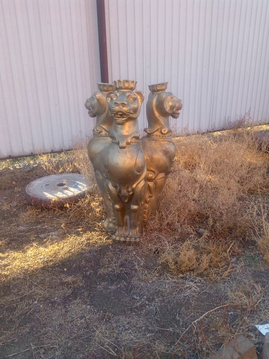 Фонтанчик с черным дельфином. Шучу, просто фонтан.