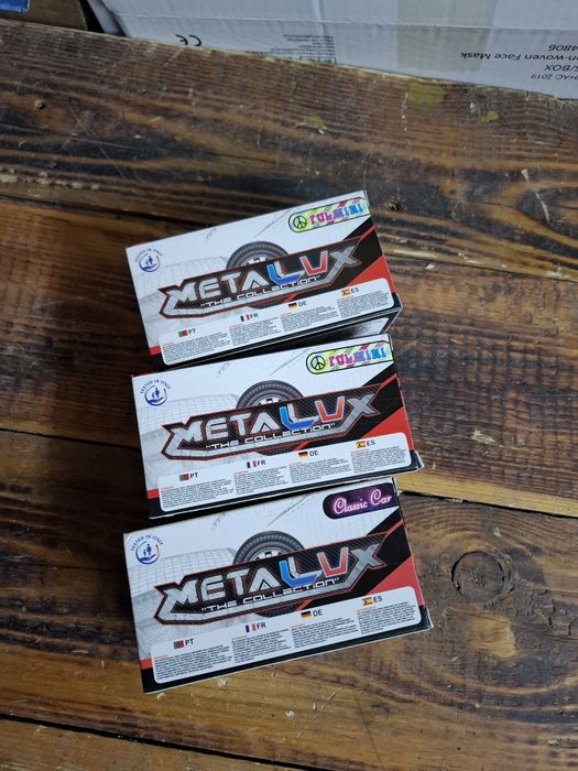 3 броя колички..