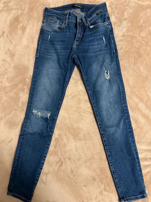 Дамски дънки със средновисока талия