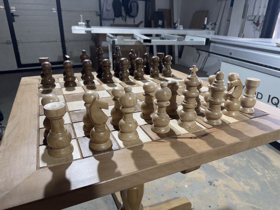 Masă de șah din lemn de nuc