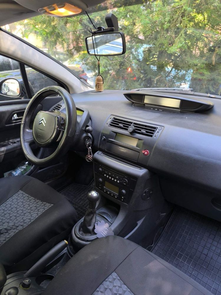 Автомобил Citroen C4