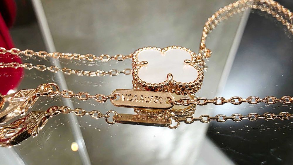 Van Cleef & Arpels VCA Rose Mother Pearl Alhambra 1 Motif Дамско Колие