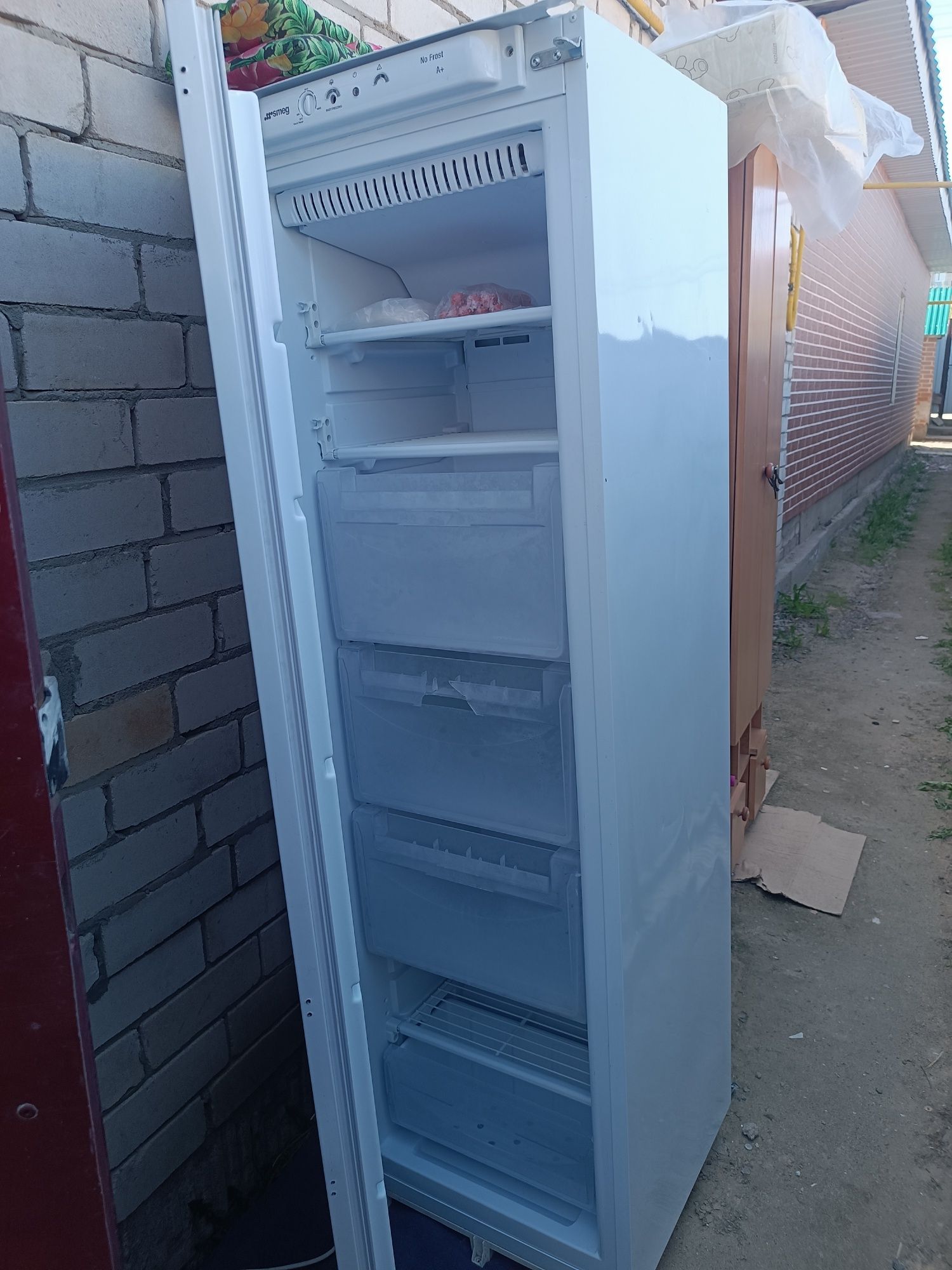 Продам морозильный холодильник