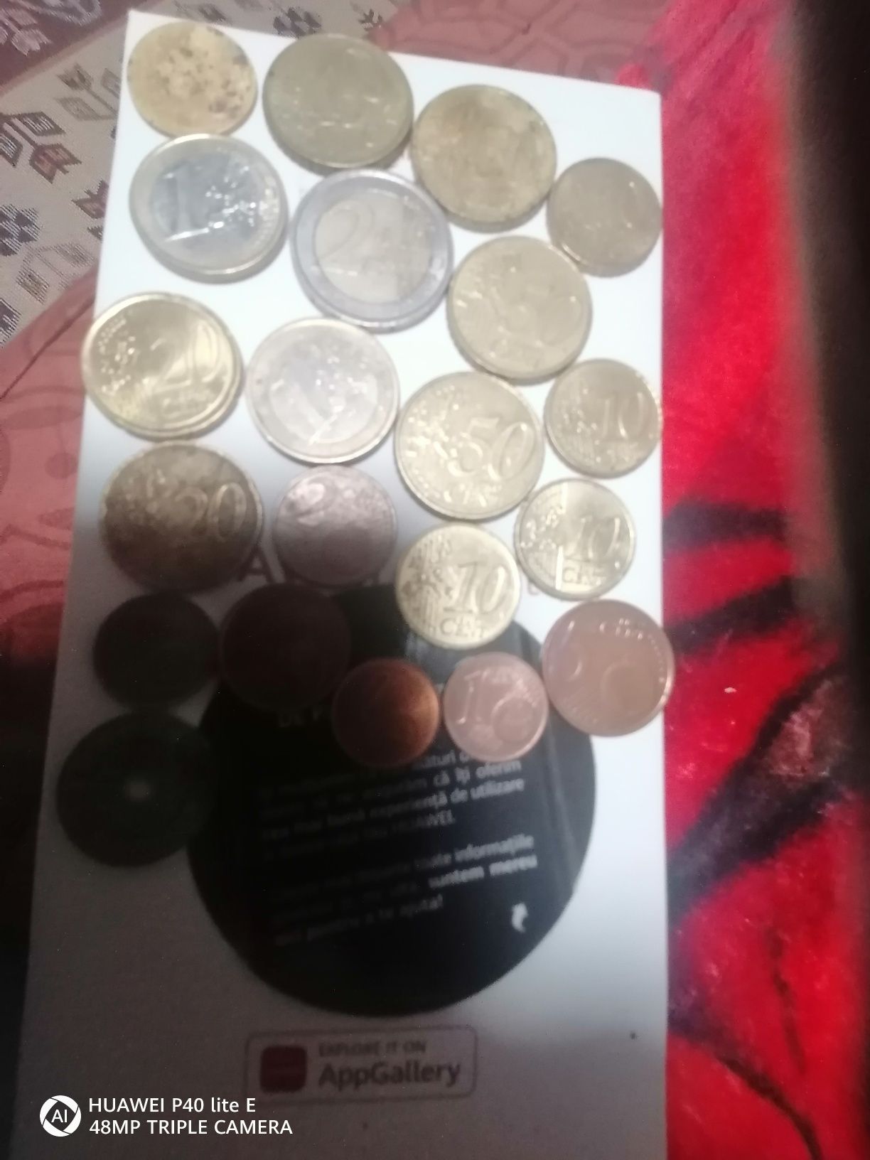 Monede euro și un bănuț de 5 românesc