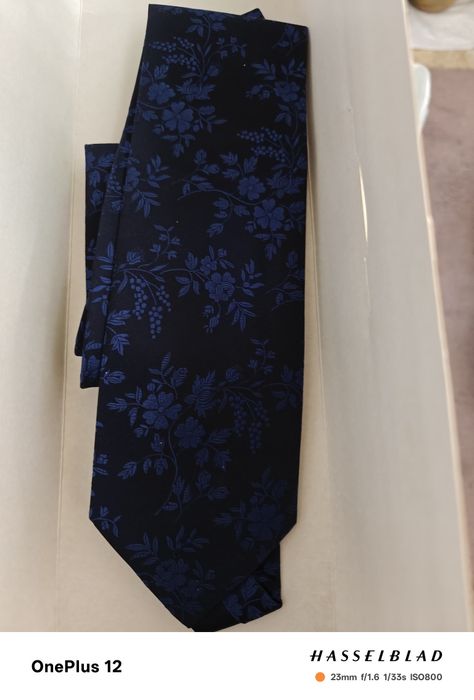 Cravata și cutie cu cravata și butoni