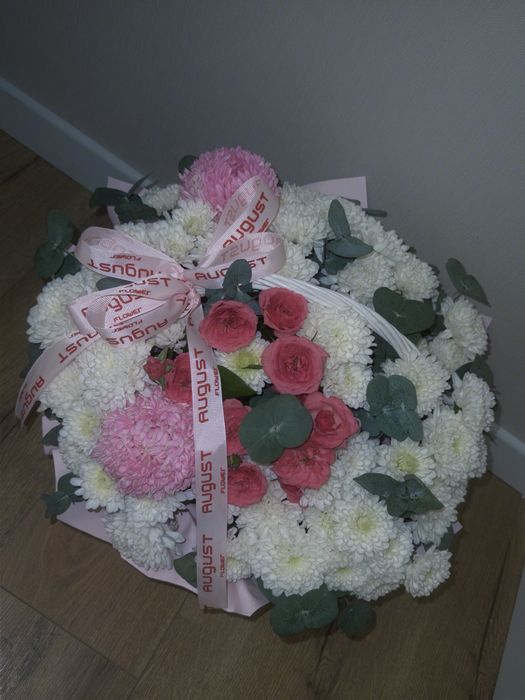 Продам срочро свежие цветы в корзине