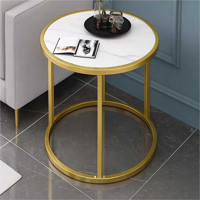 Masuta rotunda eleganta cu blat tip marmura si cadru metalic auriu