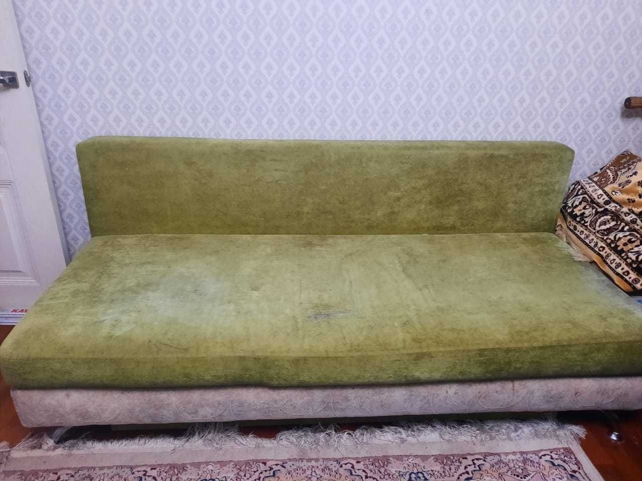 Диван  б/у  цвет ярко зеленый