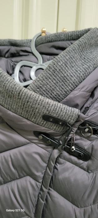 Серая тёплая куртка красивый модель стоит как новенький
