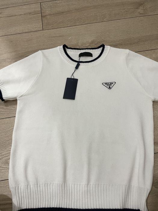 Кофта с этикеткой prada