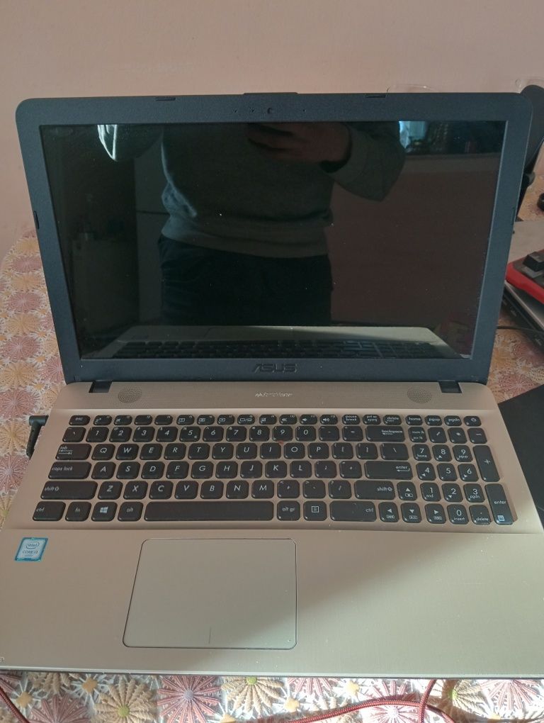 Vând laptop Asus i3