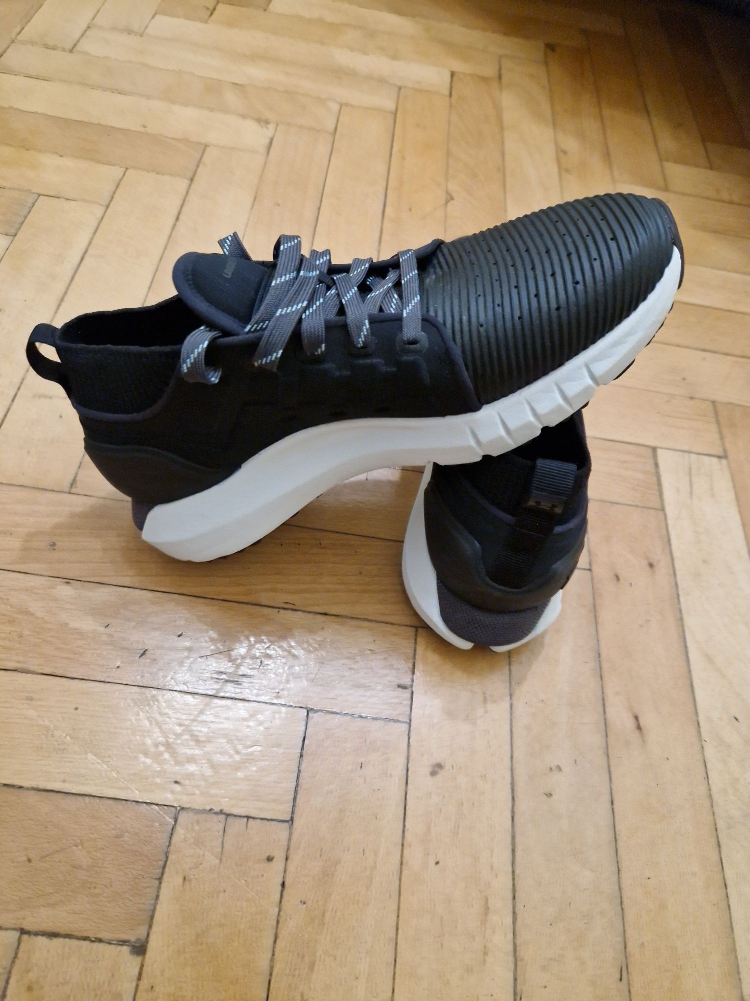 Чисто нови маратонки Under Armour Hovr