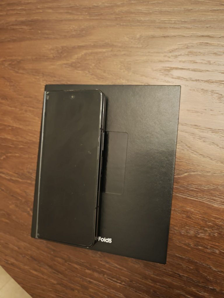 Samsung Galaxy Z Fold 5 5G 256GB 12RAM Black с 2 г. гаранция

Телефонъ