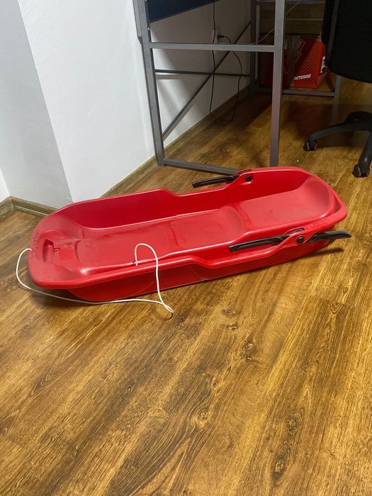Sanie roșie de vânzare