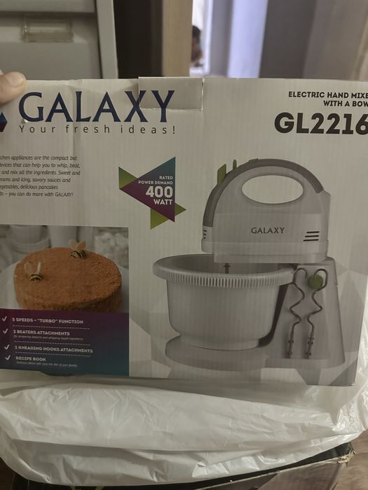 Миксер с чащей и двумя насадками, (новый)