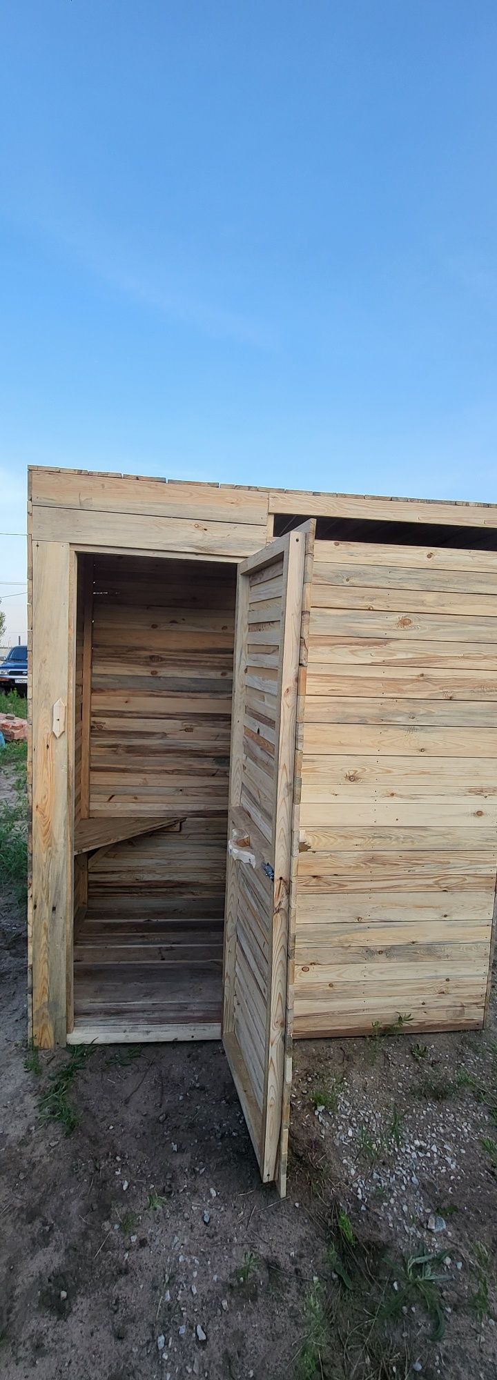 Уличный тулает и душ.