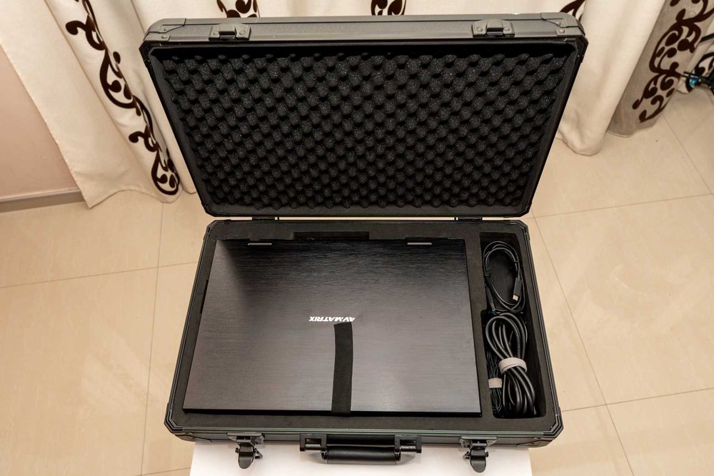 Avmatrix PVS0615U Switcher Portabil cu 6 Canale cu Display de 15.6"