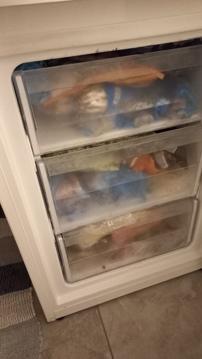 Vând  frigider  în stare foarte  bună