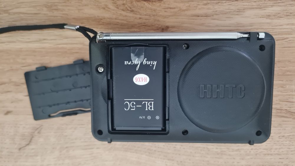 Джобно радио с фенерче и карта памет