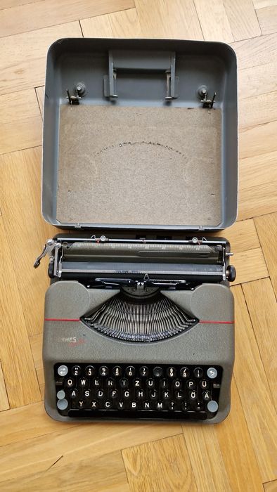 Пишеща машина HERMES made in Switzerland by payllard