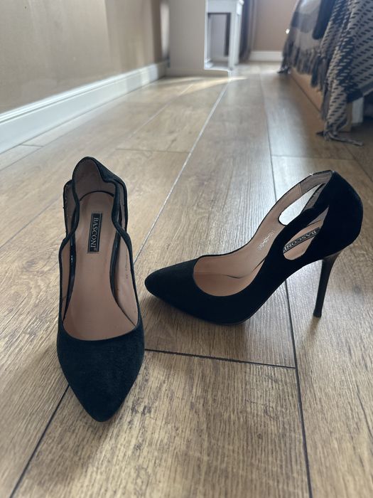Черные туфли на шпильках