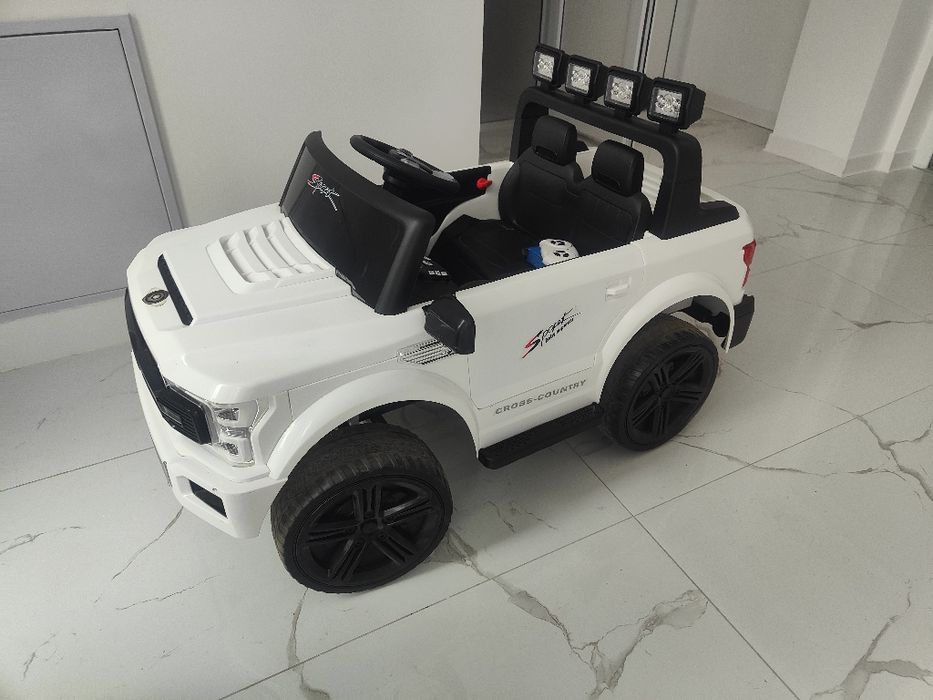 Mașina electrică copii 24v jeep , aproape noua cu telecomanda, 2locuri