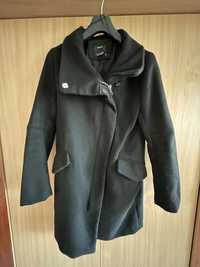 Черно палто BERSHKA
